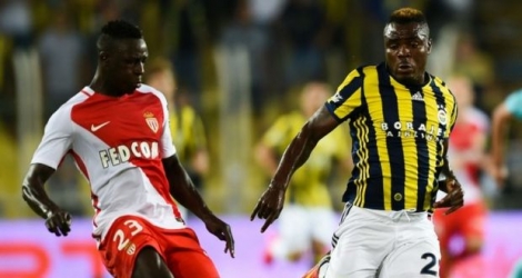 Emmanuel Emenike (d) de Fenerbahçe face à Benjamin Mendy (g) de Monaco, le 27 juillet 2016 
