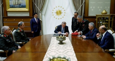 Le président turc Recep Tayyip Erdogan (c)rencontre le Conseil suprême militaire et le Premier ministre Binali Yildirim (2e d) le 28 juillet à Ankara.