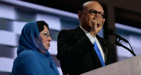 Khizr Khan et sa femme Ghazala, parents d'un soldat tué en Irak, s'adressent aux délégués, lors de la convention démocrate à Philadelphie, le 28 juillet 2016