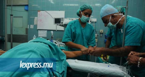 Plusieurs spécialistes exerçant dans les hôpitaux publics ont étudié dans des pays de l’Europe de l’Est, dont l’Ukraine et la Russie.
