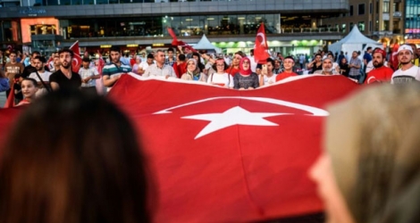 Des militants pro-Erdogan pendant un rassemblement à Istanbul.