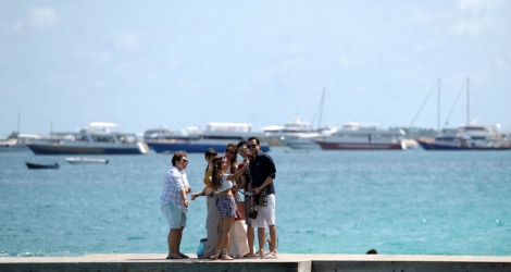 Des voyageurs sur Hulhumale, une des îles de l’atoll de Male, aux Maldives. Le tourisme est l’un des moteurs de croissance de ce pays. 
