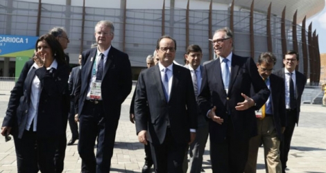 Le président français Francois Hollande et le président du comité olympique brésilien Carlos Arthur Nuzman le 4 août 2016 au village olympique à Rio.