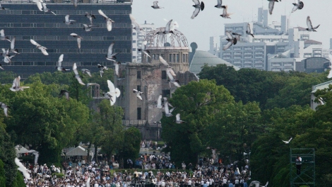 Des colombes survolent le Mémorial de la paix à Hiroshima (Japon), le 6 août 2016, lors d'une cérémonie à la mémoire des victimes de la première bombe atomique de l'Histoire. - JIJI PRESS / AFP
