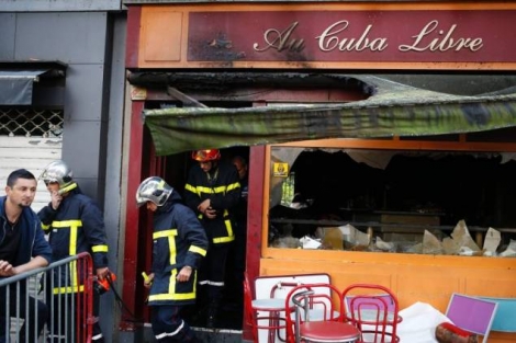 Au moins 13 personnes, pour la plupart âgées de 18 à 25 ans, sont mortes intoxiquées dans la nuit de vendredi à samedi dans l'incendie d'un bar à Rouen, où un groupe de jeunes fêtait un anniversaire. Photo AFP / MATTHIEU ALEXANDRE