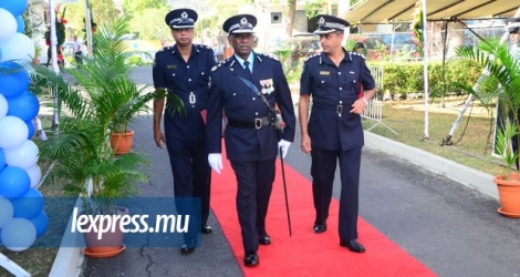 571 policiers, comptant plus de 18 ans de carrière, ont reçu leurs distinctions des mains de Mario Nobin.