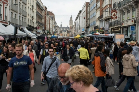 La foule lors de la braderie le 5 septembre 2015 à Lille Photo DENIS CHARLET. AFP