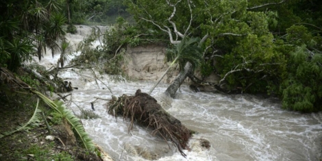 Les pluies de la tempête Earl alimentent les flots des rivières dans la région de la ville de Melchor de Mencos (Guatemala), une région située à la frontière du Belize, le 4 août 2016.