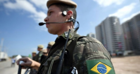 Militaire montant la garde près du village olympique de Rio.