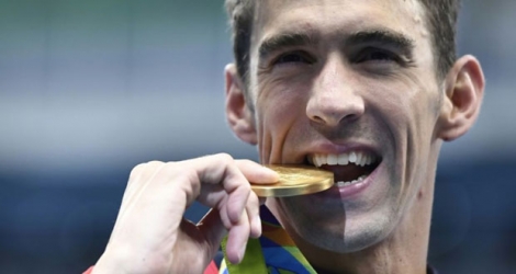 Michael Phelps avec la médaille d'or du relais 4x200 le 9 août 2016 aux JO de Rio.