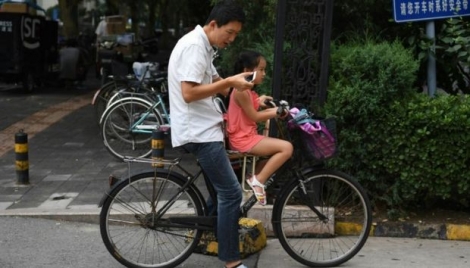 Un homme consulte son téléphone portable à Pékin le 22 juillet 2016