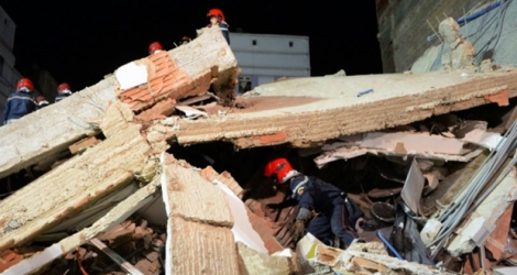 Recherche des survivants après l'effondrement d'un immeuble de quatre étages à Casablanca, le 5 août 2016.