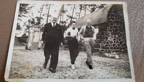Robert-Edward Hart (à g.) et deux amis visitant le cimetière de Souillac.