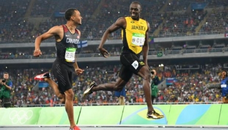 Le Jamaïcain Usain Bolt (d) termine en tête, devant le Canadien Andre De Grasse, sa demi-finale du 200 m aux JO de Rio, le 17 août 2016