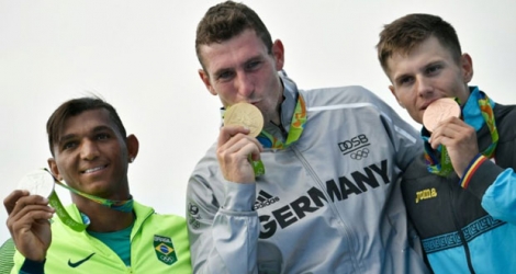 Le Moldave Serghei Tarnovschi (d) médaillé de bronze sur 1000 m en canoë en ligne (C1), aux JO de Rio le 16 août 2016.