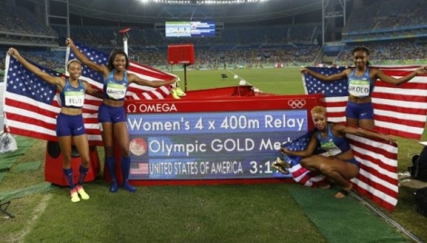 Les relayeuses américaines du 4x400 m, sacrées championnes olympiques, le 20 août 2016 à Rio