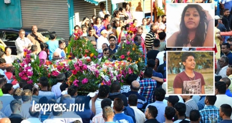 Une foule était présente aux funérailles d’Ayushi (en haut) et d’Adarsh à Triolet, dimanche 21 août.