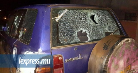 La voiture des Gurbhoo a été saccagée à coups de pierres et à l’aide de sabres, dimanche 21 août.