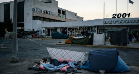 Des migrants dorment près de l'aéroport international d'Athènes.