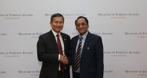 Vishnu Lutchmeenaraidoo et le ministre singapourien des Affaires étrangères, le Dr Vivian Balakrishnan.