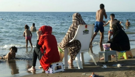 Des familles algériennes sur une plage publique réservée aux familles et enfants à Alger le 3 août 2016 