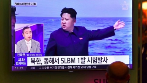 Une télévision sud-coréenne diffuse des images d'archives du leader nord-coréen Kim Jong-Un, le 24 août 2016, après un nouveau tir de missiles 