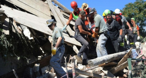 Des secouristes emportent les corps des victimes du séisme à Pescara del Tronto, le 24 août 2016.