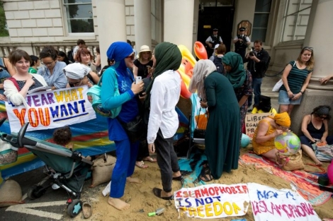 Manifestation devant l'ambassade de France à Londres contre l'interdiction du burkini sur les plages de l'Hexagone, le 25 août 2016