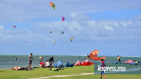 Les kitesurfeurs se font trop envahissants, selon les pêcheurs.