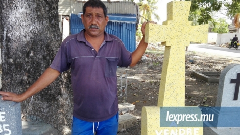 Anil Changia exerce le métier de tombaliste depuis qu’il a 12 ans.