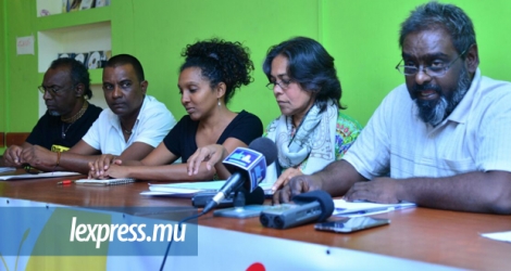 Les membres de Rezistans ek Alternativ ont animé une conférence de presse, ce samedi 27 août, à Moka.