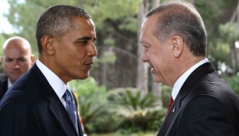Le président turc Recep Tayyip Erdogan (D) accueille son homologue américain Barack Obama, le 15 novembre 2015 à Antalya 