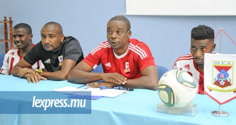 Joe Tshupula (2e  à dr.), l’entraîneur du Club M, veut croire en une prestation convenable de ses troupes à Maputo.