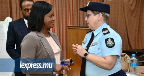 Conversation animée entre la ministre Aurore Perraud et l’agent Tina Westra de la police fédérale australienne.