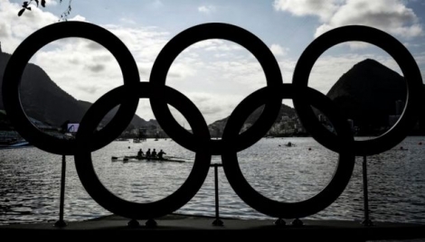 Les anneaux olympiques au bord du lac de Rodrigo de Freitas, à Rio le 4 août 2016