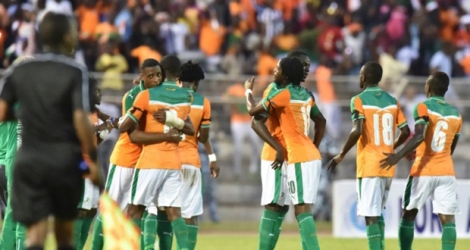 Les Ivoiriens se congratulent après le but de Kodjia face à la Sierra Leone en qualifs pour la CAN-2017, à Bouaké, le 3 septembre 2016.