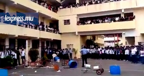 Capture d'écran d'une vidéo circulant sur Facebook et montrant la manifestation des élèves du collège Professor Basdeo Bissoondoyal à Flacq le 7 septembre.