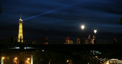 Le Pont des Arts à la tombée de la nuit, le 3 septembre 2016 à Paris.