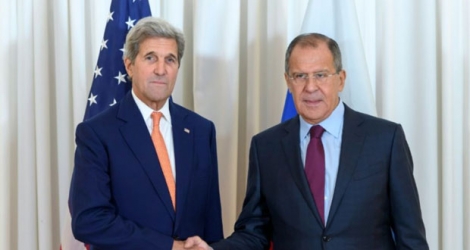 Le secrétaire d'Etat américain John Kerry (G) avec le ministre des Affaires Etrangères russe Sergei Lavrov, le 26 août 2016 à Genève .