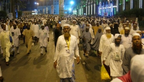 Les fidèles musulmans quittent la Grande mosquée de La Mecque, après la dernière prière du soir, trois jours avant le début du grand pèlerinage annuel, le 7 septembre 2016 
