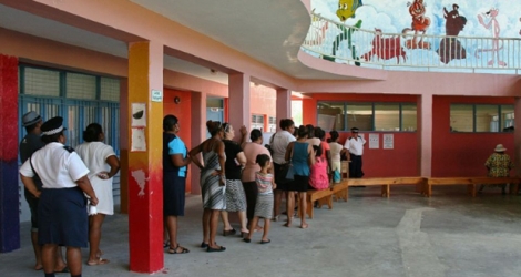Des électeurs attendent pour voter, le 16 décembre 16 2015 à Victoria, aux Seychelles.
