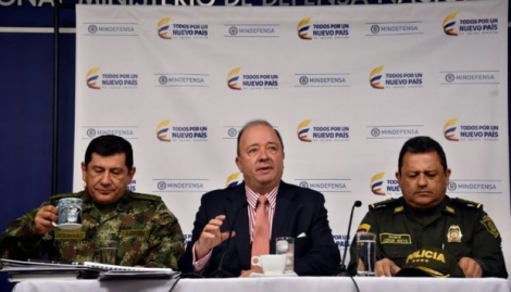 Le ministre colombien de la Défense Luis Carlos Villegas (C), le commandant des forces armées, Juan Pablo Rodriguez (G) et le directeur de la police Jorge Nieto le 11 septembre 2016 à Bogota à une conférence de presse sur l'accord de paix avec les Farc