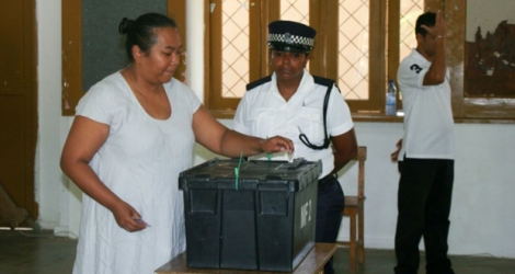 Une femme vote lors des législatives, le 10 septembre 2016 à Victoria, aux Seychelles.