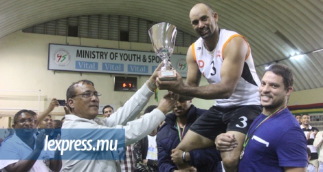 Le président de l’Association mauricienne de Volley-Ball, Fayzal Bundhun, remettant le trophée de l’équipe championne de Maurice 2016 à Gilbert Alfred, capitaine de Trou-aux-Biches Sharks.