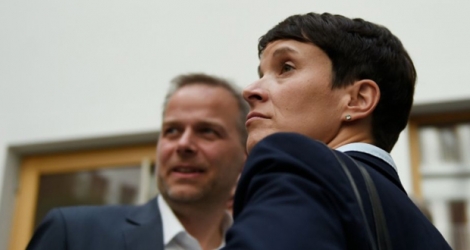 Leif-Erik Holm, candidat de l'AfD et Frauke Petry, dirigeante du parti, à l'issue d'une conférence de presse le 5 septembre 2016 à Berlin.