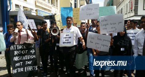 Des collégiens et des syndicalistes manifestant dans les rues de la capitale contre le paiement des frais d’examens du SC-HSC, le jeudi 15 septembre.