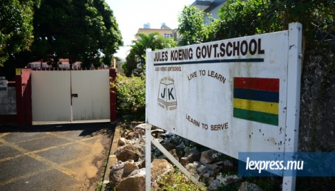 L’entrée de l’école Jules Koenig, où des personnes à bord d’une camionnette auraient essayé de kidnapper un écolier, mardi après-midi. © YUDISH RAMKHELAWON