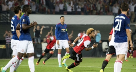 Les joueurs de Manchester United sonnés après le but de Tonny Trindade du Feyenoord (c) en Europa League, le 15 septembre 2016 à Rotterdam.