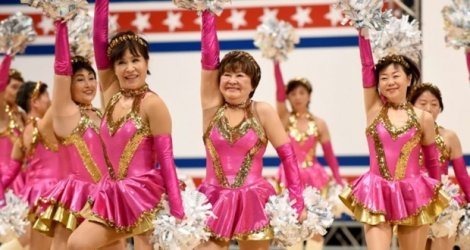 Fumie Takino au milieu des ses pom-pom girls lors d'un spectacle le 26 mars 2016 à Chiba au Japon .