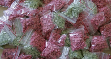 (Photo d’illustration) 1 280 g de cocaïne et 89 tablettes d’ecstasy, entre autres, ont été saisis dans les bagages d’un ressortissant français.